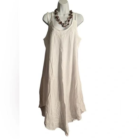 WHiTE SIMPLE COMFORTABLE DRESS.   BL/RD 13.  12603 - Picture 2 of 7